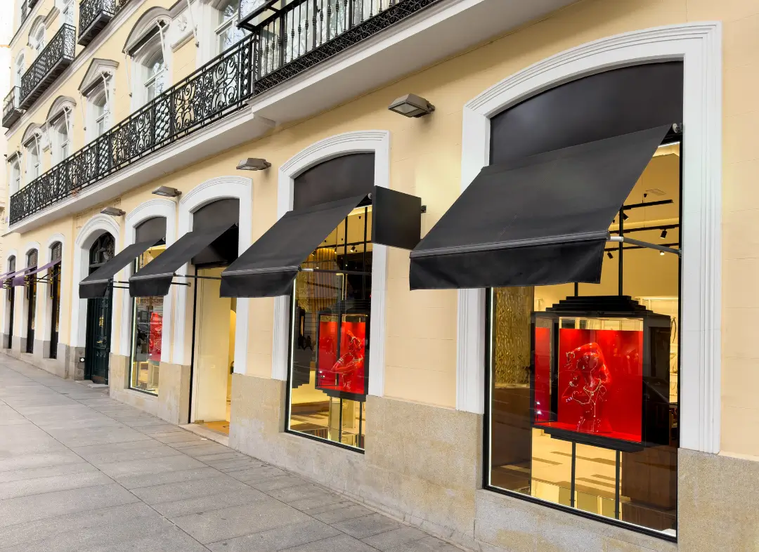 Façade vitrine de magasin en aluminium sur mesure à Villeneuve-Loubet